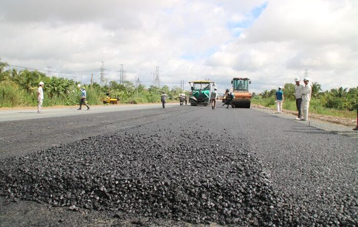 Cao tốc Mỹ Thuận - Cần Thơ thảm nhựa những km đầu tiên